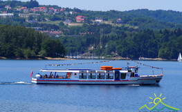 Statek podczas rejsu po Jeziorze Solińskim z widokiem na Polańczyk.