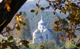 Widok ze wzgórza otoczonego z 2/3 stron wodami rzeki Osława na cerkiew w Wielopolu.