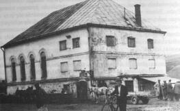 Archiwalne zdjęcie synagogi w Ustrzykach Dolnych. Źródło: Internet