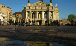 Fasada Teatru Opery lwowskiej po burzy.