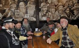 Bieszczadzcy Zakapiorzy w Polańczyku pod Restauracją Zakapior, źródło: Internet