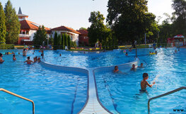 Jeden z kilkunastu basenów w Kąpielisku Parkowym obok basenów Aquarius w Sosto Furdo.