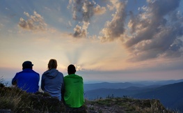 Turyści obserwujący wschód słońca w Bieszczadach na szczycie jednej z Połonin, Fot. Łukasz Barzowski